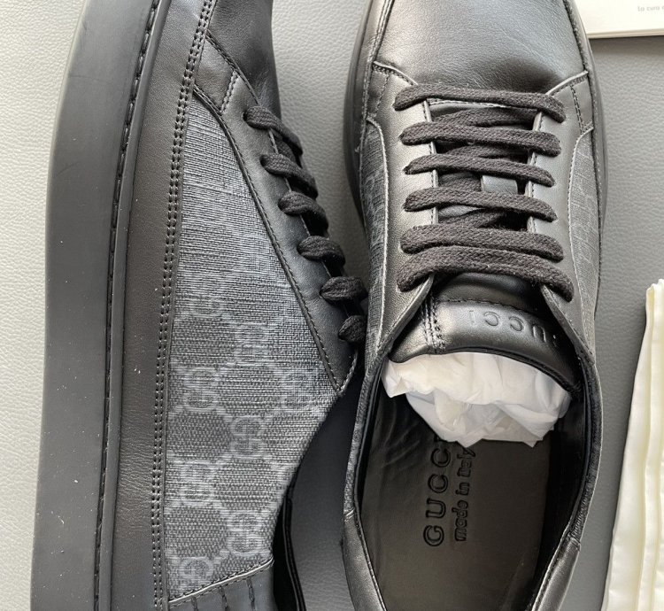 Rare Limited Edition Gucci Supreme Leather Low Top Sneakers