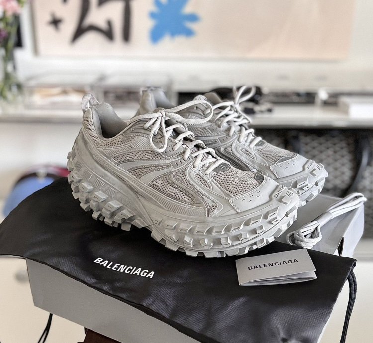 SUPER RARE - DEFENDER SNEAKERS 46