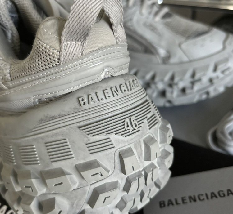SUPER RARE - DEFENDER SNEAKERS 46