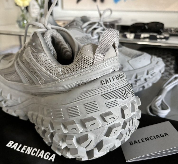 SUPER RARE - DEFENDER SNEAKERS 46