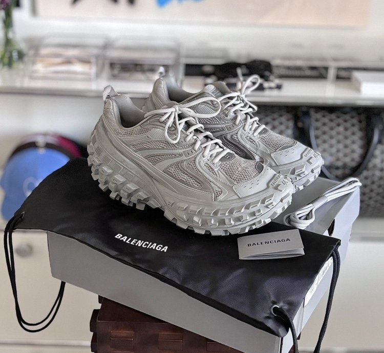 SUPER RARE - DEFENDER SNEAKERS 46
