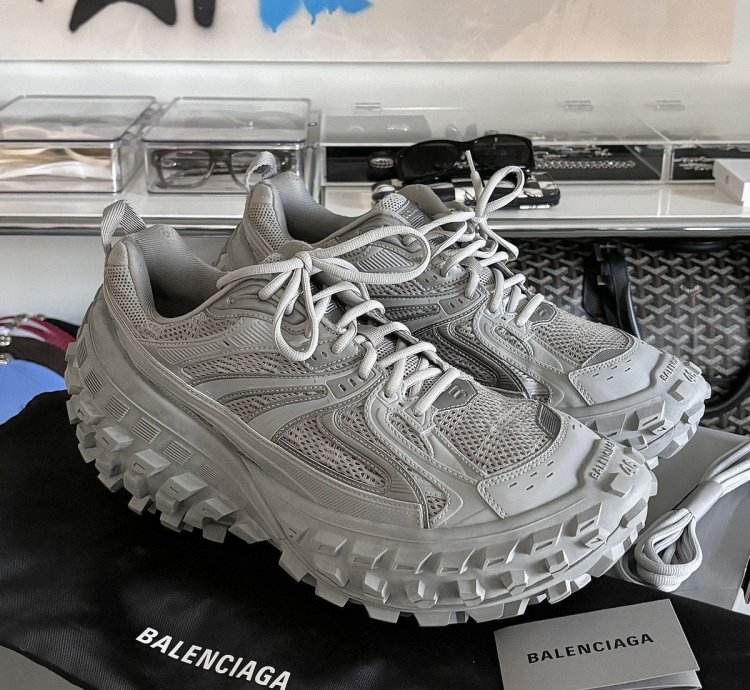 SUPER RARE - DEFENDER SNEAKERS 46