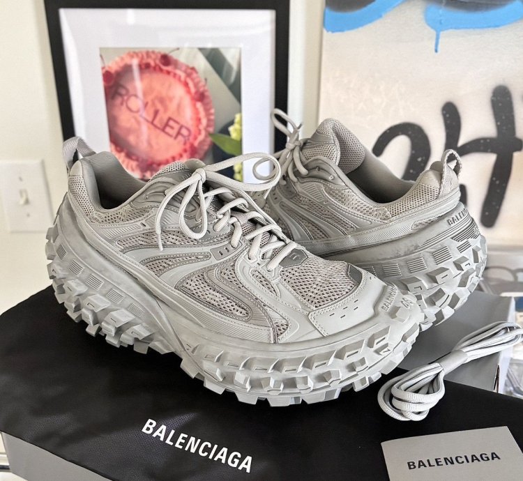 SUPER RARE - DEFENDER SNEAKERS 46