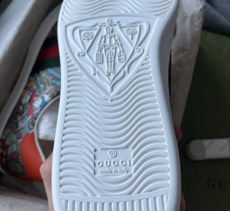 Super Runway Limited Edition Rare Gucci Logo Disney Sneaker