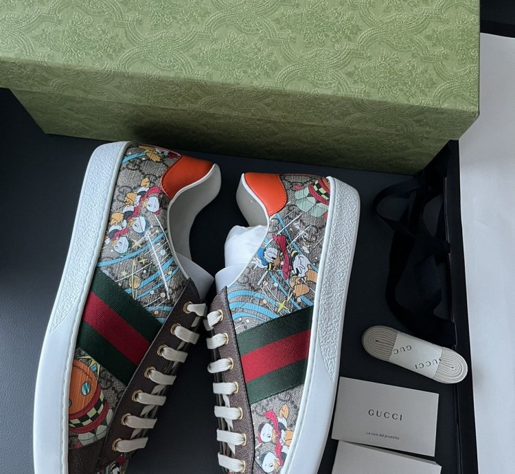 Super Runway Limited Edition Rare Gucci Logo Disney Sneaker