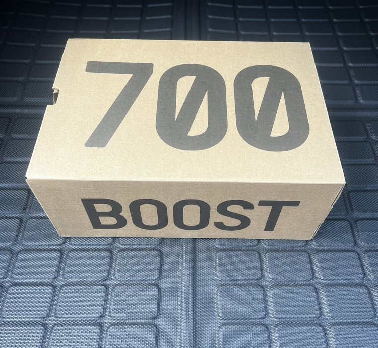 adidas Yeezy 700 Utility Black Men - FV5304