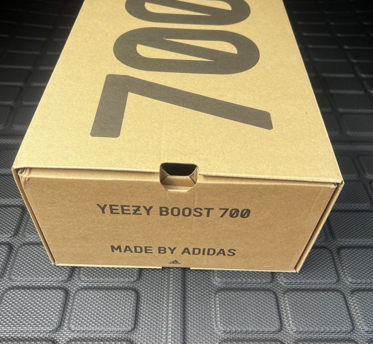 adidas Yeezy 700 Utility Black Men - FV5304
