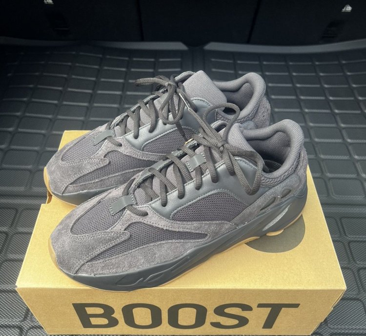 adidas Yeezy 700 Utility Black Men - FV5304