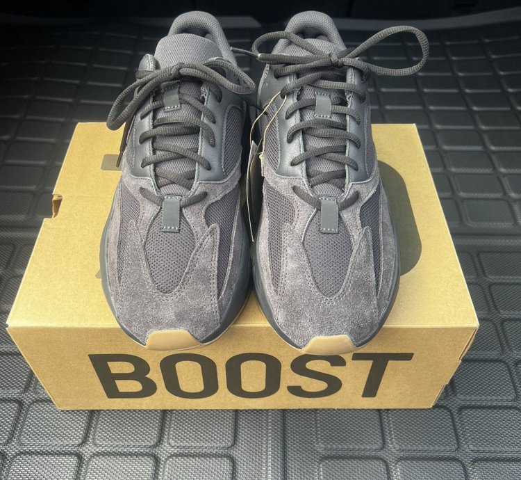 adidas Yeezy 700 Utility Black Men - FV5304