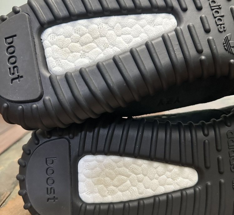 adidas Yeezy Boost 350 Pirate Black (2023) BB5350 Size 10 5