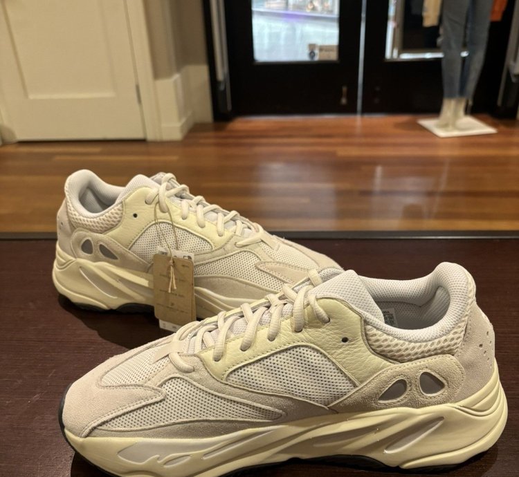 Adidas Yeezy Boost 700 Analog
