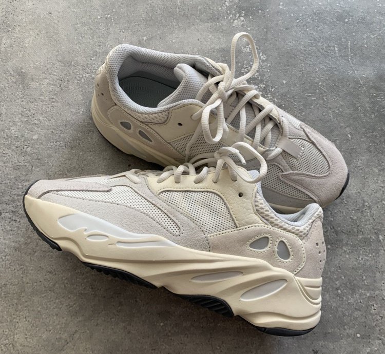 ADIDAS YEEZY BOOST 700 ANALOG US 9 EUR 42