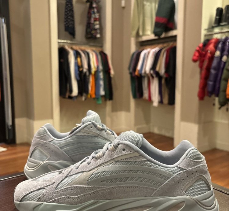 Adidas Yeezy Boost 700 V2