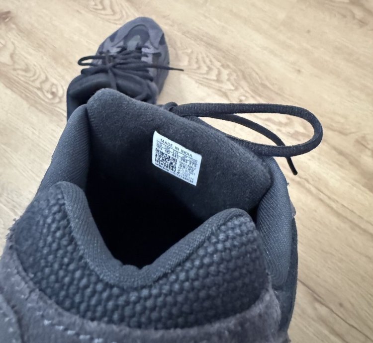 Adidas Yeezy Boost 700 V2 Vanta