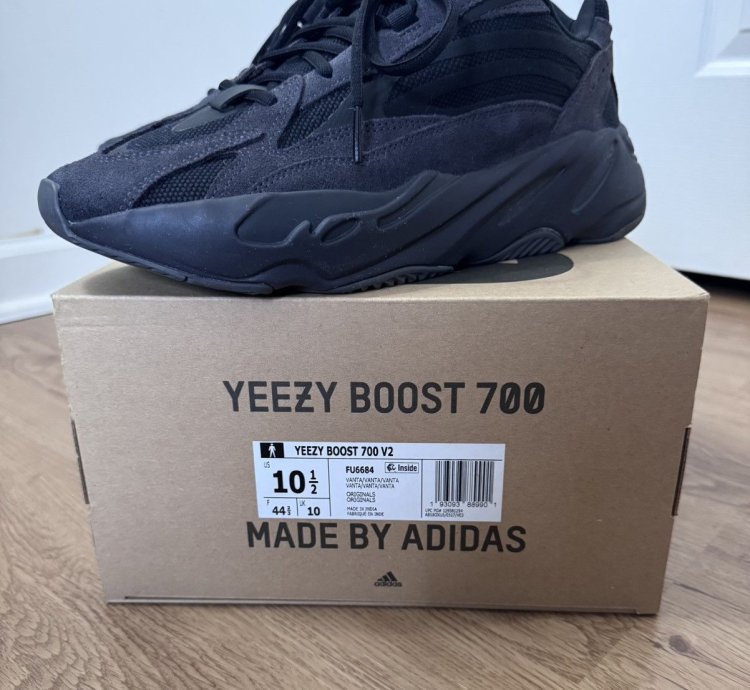 Adidas Yeezy Boost 700 V2 Vanta