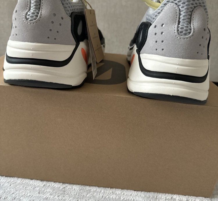 Adidas Yeezy Boost 700 Wave Runner