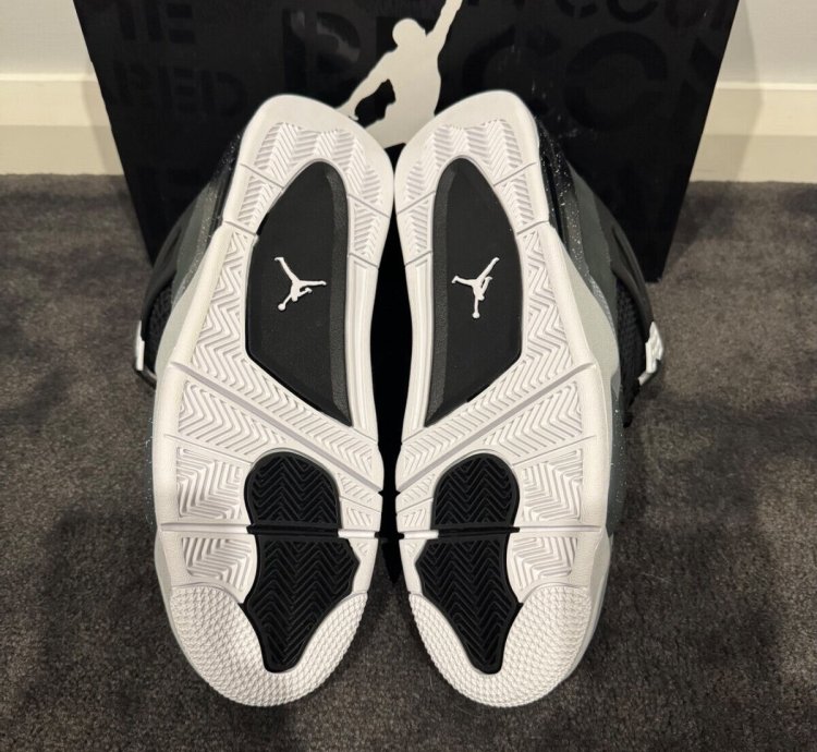 NIKE AIR JORDAN 4 RETRO FEAR