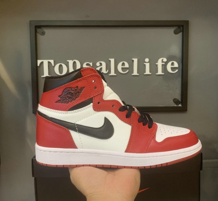 Air Jordan 1 Retro High OG 'Chicago' 2015 555088-101