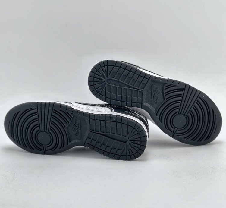 280 Nike SB Dunk Low x GUCCI white and black printed small hook SF1588-136 -
