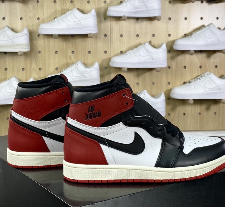 260 Nike Air Jordan 1 Retro High OG Black Toe AJ1 basketball shoes Black and whi