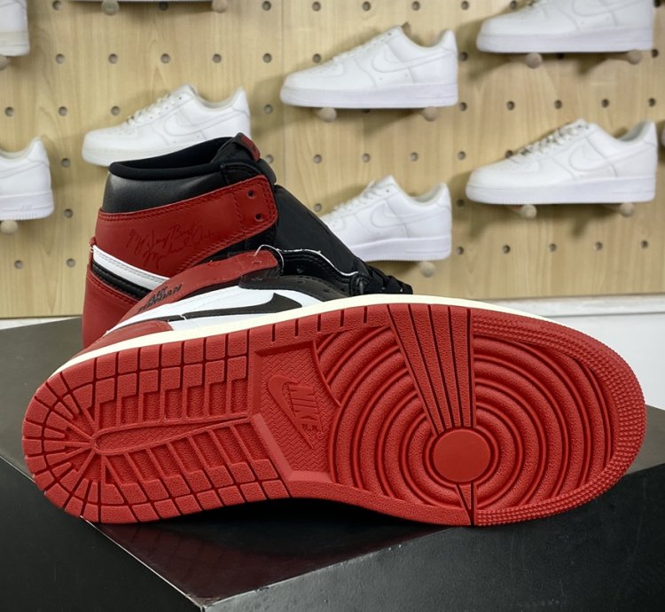 260 Nike Air Jordan 1 Retro High OG Black Toe AJ1 basketball shoes Black and whi