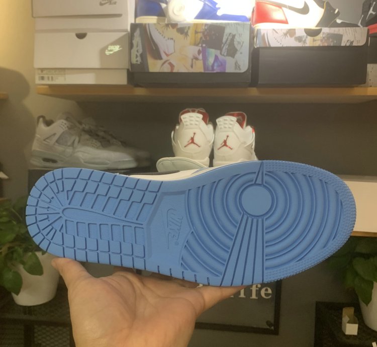Air Jordan 1 Retro High OG 'University Blue' 555088-134
