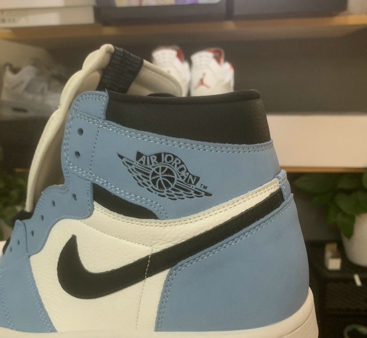 Air Jordan 1 Retro High OG 'University Blue' 555088-134