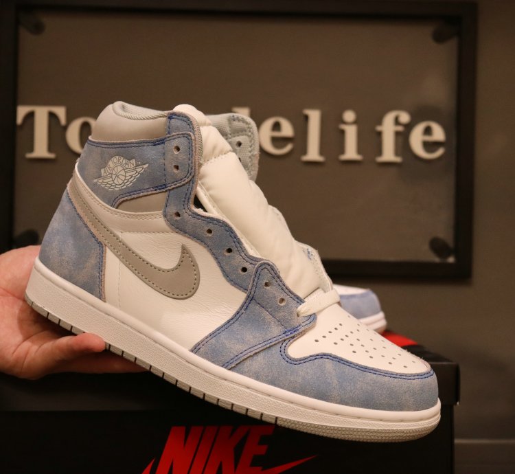 Air Jordan 1 Retro High OG 'Hyper Royal' 555088-402