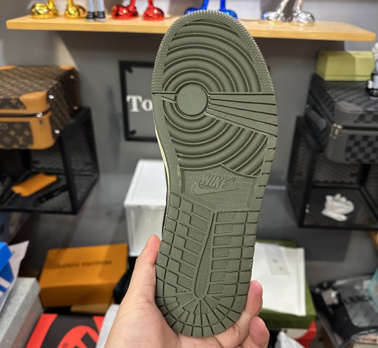 Travis Scott x Air Jordan 1 Low OG 'Olive' DZ4137-106