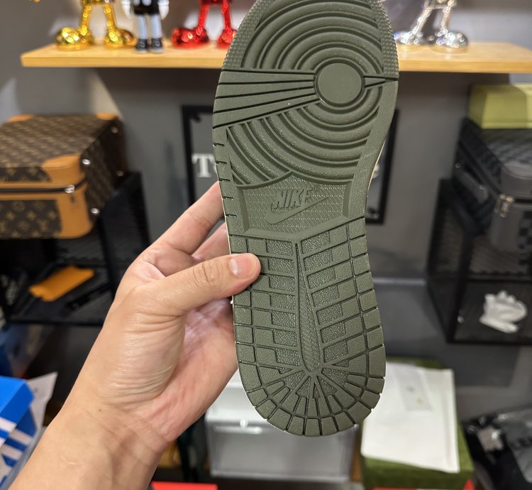 Travis Scott x Air Jordan 1 Low OG 'Olive' DZ4137-106