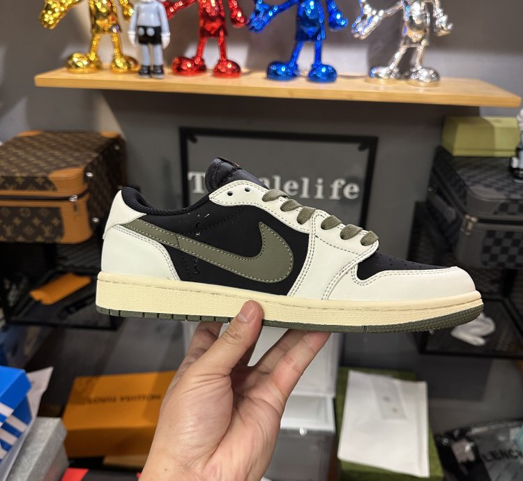 Travis Scott x Air Jordan 1 Low OG 'Olive' DZ4137-106