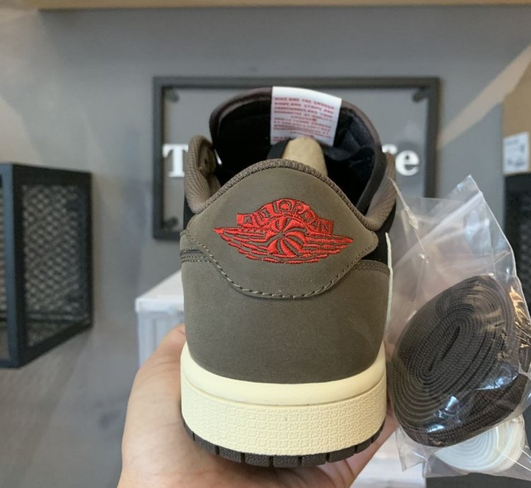 Travis Scott x Air Jordan 1 Low 'Mocha' CQ4277-001