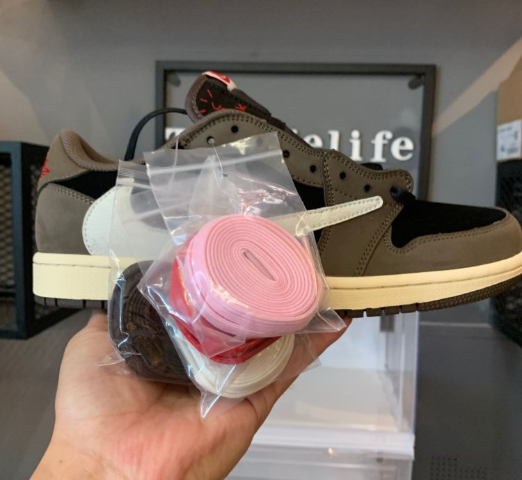 Travis Scott x Air Jordan 1 Low 'Mocha' CQ4277-001