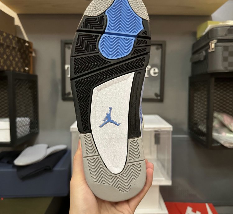 Jordan 4 Retro University Blue CT8527-400