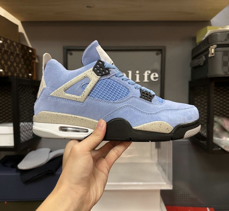 Jordan 4 Retro University Blue CT8527-400