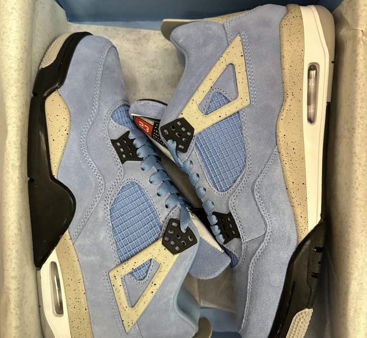 Jordan 4 Retro University Blue CT8527-400
