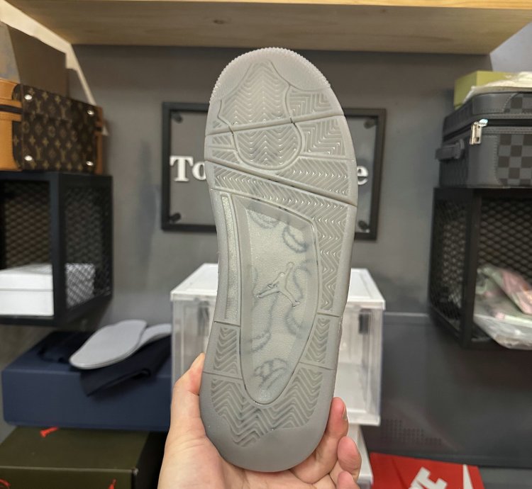 Jordan 4 Retro Kaws