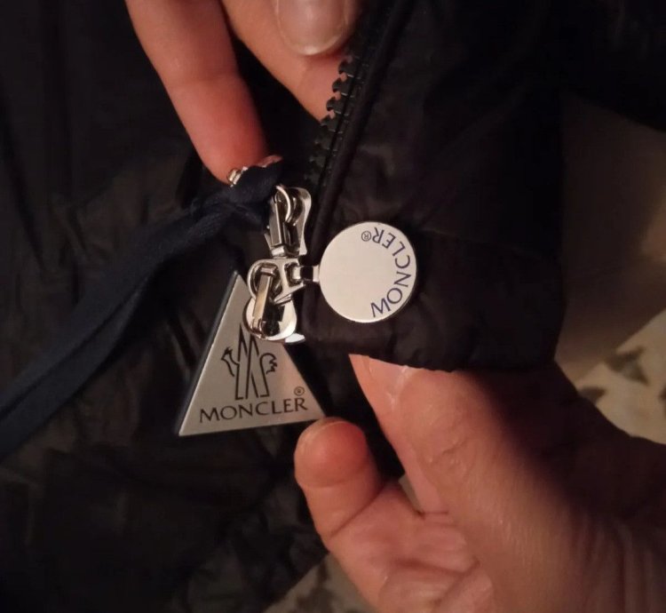 MONCLER AGAY SHORT DOWN JACKET