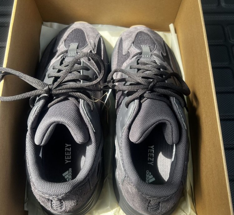 adidas Yeezy 700 Utility Black Men - FV5304