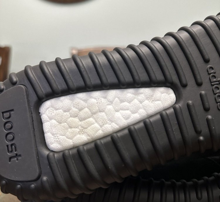 adidas Yeezy Boost 350 Pirate Black (2023) BB5350 Size 10 5