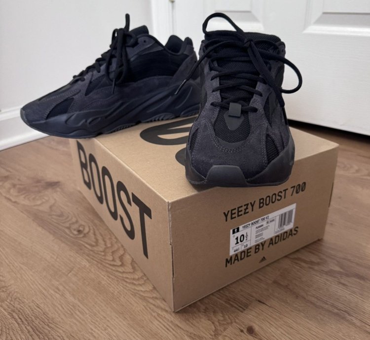 Adidas Yeezy Boost 700 V2 Vanta