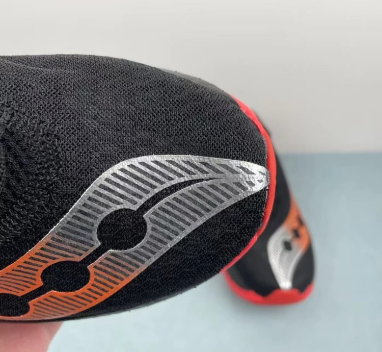 Saucony Endorphin Pro 4 black Vizired