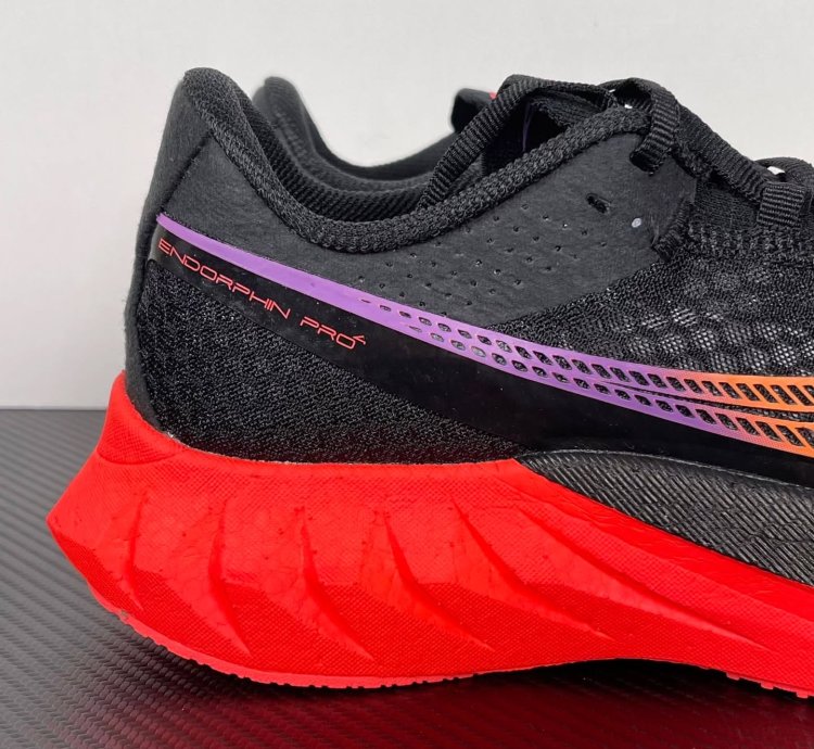 Saucony Endorphin Pro 4 black Vizired