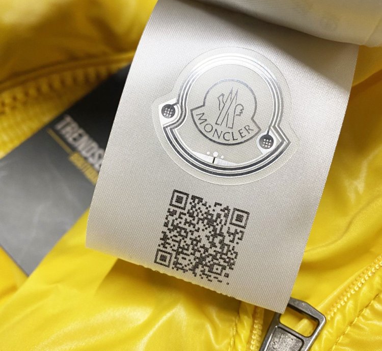 Moncler Maya mens puffer jacket yellow size 4 XL -large