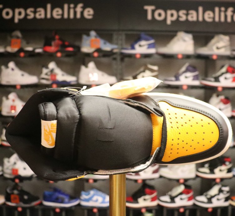 Air Jordan 1 Retro High Og yellow Toe