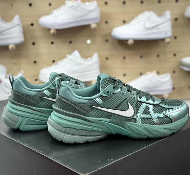 220 Nike Wmns V2k Runtekk Low White Red Blue Retro Trend Running Shoes Emerald G