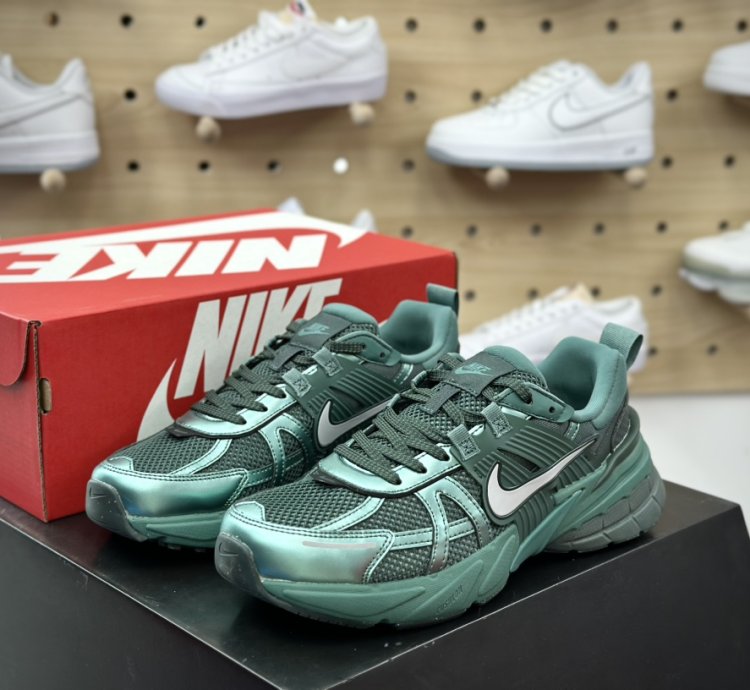220 Nike Wmns V2k Runtekk Low White Red Blue Retro Trend Running Shoes Emerald G
