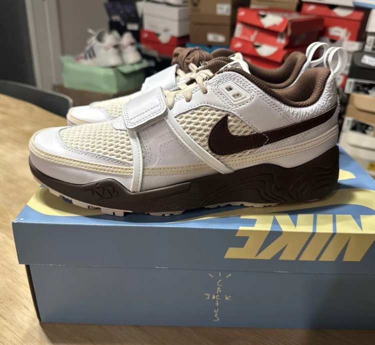 Nike Travis Scott X Zoom Field Jaxx Light Chocolate