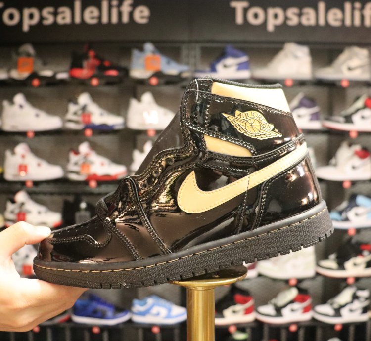 Air Jordan 1 Retro High Og black Metallic Gold 555088-032