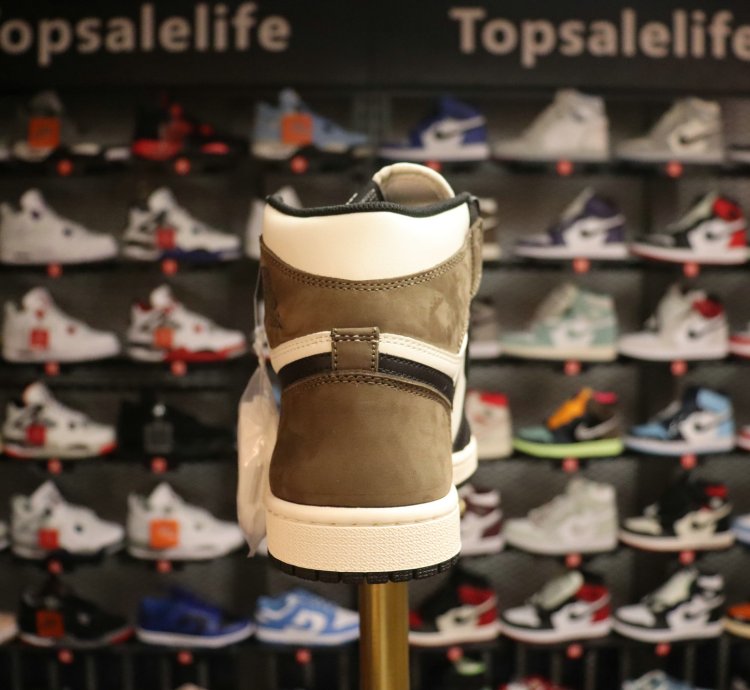Air Jordan 1 Retro High Og dark Mocha 555088-105